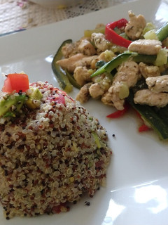 Una foto de Rica quinoa tres colores con un salteado de pollo
