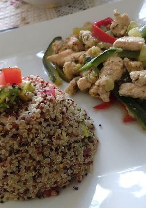 Una foto de Rica quinoa tres colores con un salteado de pollo