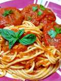 Spaghetti cu chiftele de vinete în sos de roșii
