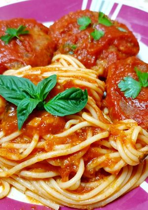 O poză a rețetei Spaghetti cu chiftele de vinete în sos de roșii.