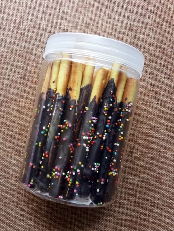 Langkah Mudah untuk Menyiapkan Resep Stik Coklat / Pokky KW yang Lezat Sekali Anti Ribet, Lezat Sekali