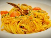 Una foto de spaghetti con cangrejo