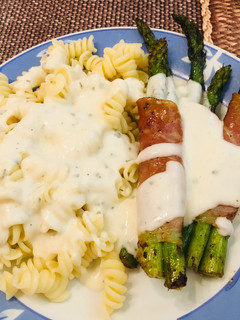 Baconbe tekert spárga, tejfölös öntettel recept fotója