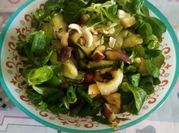 Una foto de ensalada de canonigos y rabanitos