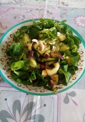 Una foto de Ensalada de canónigos, verduras asadas y frutos secos