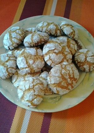 A picture of Moroccoan almond cookies.