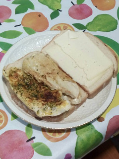 Una foto de Sándwich de pollo picante con queso