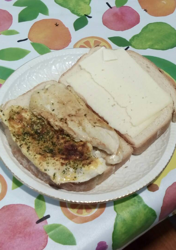 Una foto de Sándwich de pollo picante con queso
