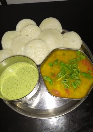 ઈડલી સાંભાર (IDLI SAMBHAR RECIPE IN GUJARATI) રેસીપી મુખ્ય ફોટો