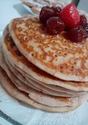 O poză a rețetei Pancakes cu căpșuni.