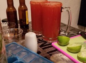 Una foto de Michelada a mi estilo con chamoy y salsa Valentina