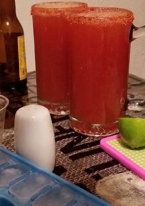 Una foto de Michelada a mi estilo con chamoy y salsa Valentina