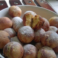 A picture of fluffy poffertjes.
