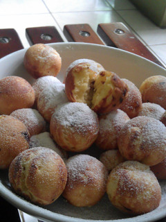 A picture of fluffy poffertjes.
