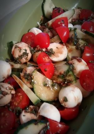 A picture of Red, white, and green salad.