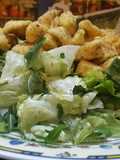 Bocconcini di pollo al mais adagiati su un letto fresco di misticanza