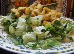 Foto di Bocconcini di pollo al mais adagiati su un letto fresco di misticanza