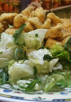 Foto di Bocconcini di pollo al mais adagiati su un letto fresco di misticanza