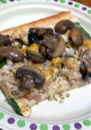 A picture of Chicken Alfredo Pizza.