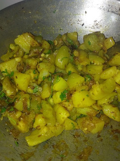आलू परवल की सब्जी(aloo parwal ki sabji recipe in hindi) रेसिपी मुख्य फोटो