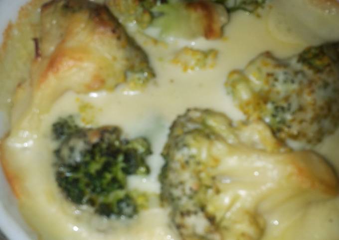 Broccoli in cheese sauce