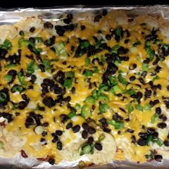 A picture of chicken and black bean nachos.