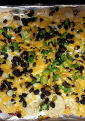 A picture of chicken and black bean nachos.