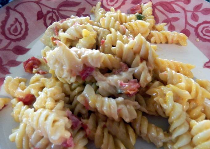 Cheesy Chicken Rotini Recipe by apriljanfo - Cookpad