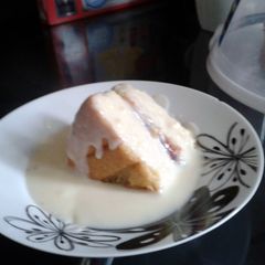 A picture of fresh cream sponge cake.