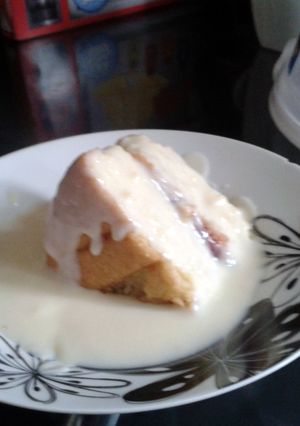 A picture of fresh cream sponge cake.