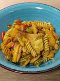 Pasta corta con pulpo y tres pimientos al curry