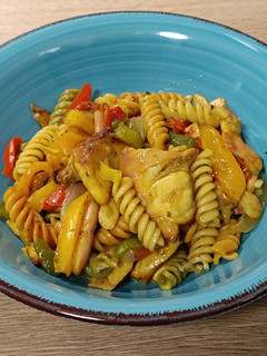 Una foto de Pasta corta con pulpo y tres pimientos al curry