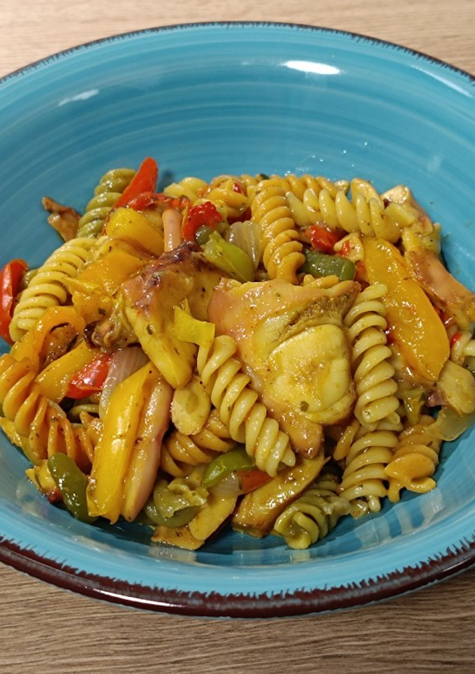 Una foto de Pasta corta con pulpo y tres pimientos al curry