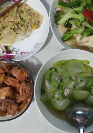 Hình của món Gà kho gừng-canh dưa hấu non nấm rơm-bông cải xào.