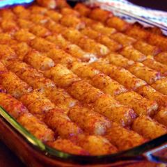 A picture of tatortot hotdish.