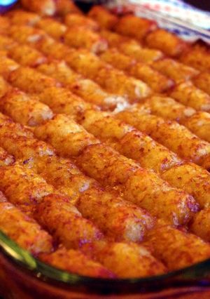 A picture of tatortot hotdish.