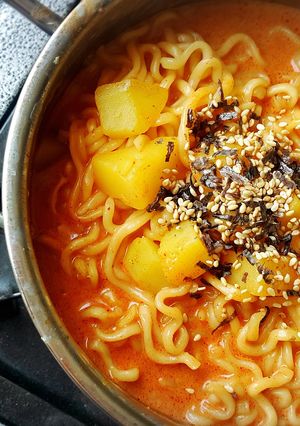 A picture of HOT🌞CREAMY SAMYANG CHICKEN NOODLE.