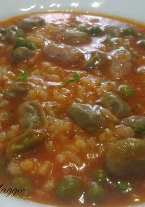 Una foto de Arroz con salchichas y verduras