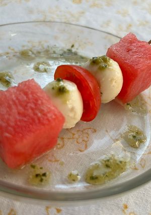 Una foto de Pinxo de síndria, tomàquet, mozzarella i salsa pesto