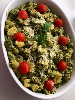 Una foto de Macarrones al pesto