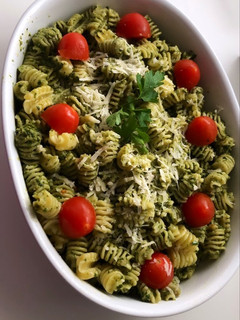 Una foto de Macarrones al pesto