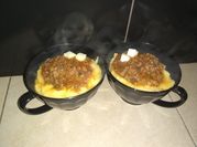 Una foto de polenta con salsa de carne