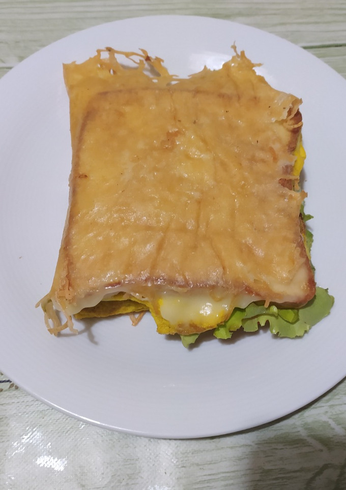 Una foto de Sándwich mixto vegetal en costra de queso