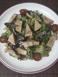 Una foto de Ensalada de pollo agridulce