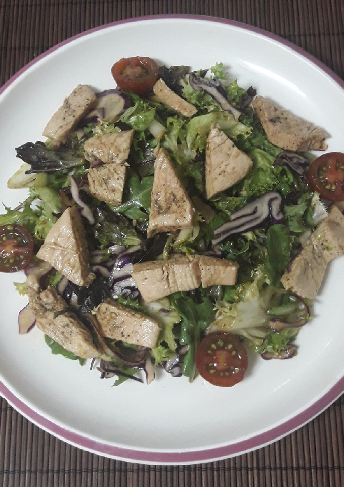 Una foto de Ensalada de pollo agridulce