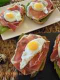 Tosta de lomo, pimiento, jamón y huevo de codorniz