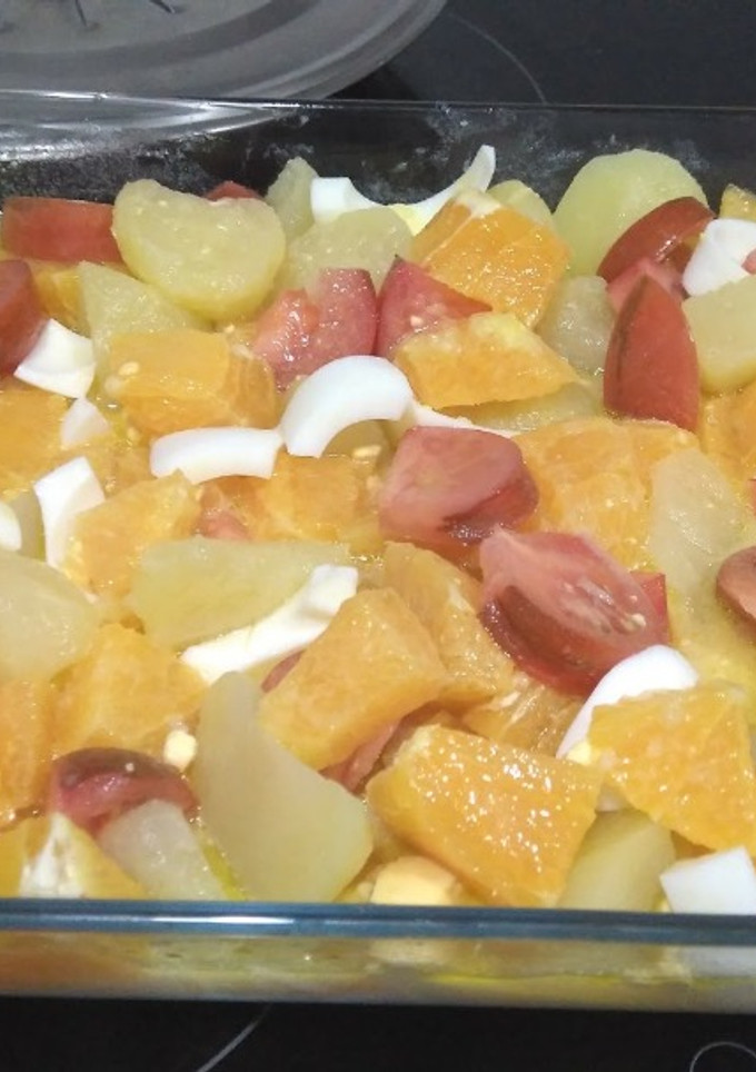 Una foto de Ensalada de naranja, patata y tomate