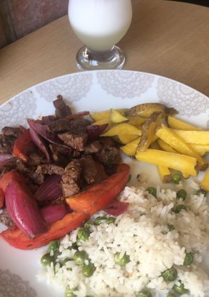 Una foto de Lomo saltado con papitas al horno
