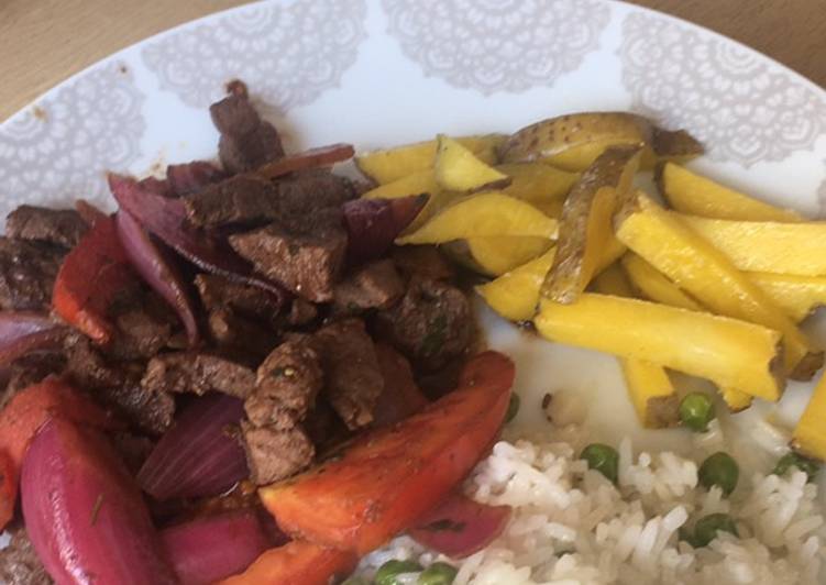 Lomo saltado con papitas al horno