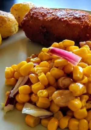 Lilahagymás-mogyorós kukoricasaláta mézes-mustáros öntettel recept fotója